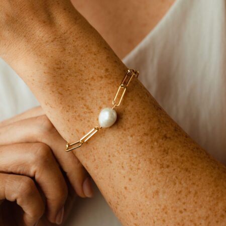 How to personalize a charm bracelet with The Vintage Pearl – The