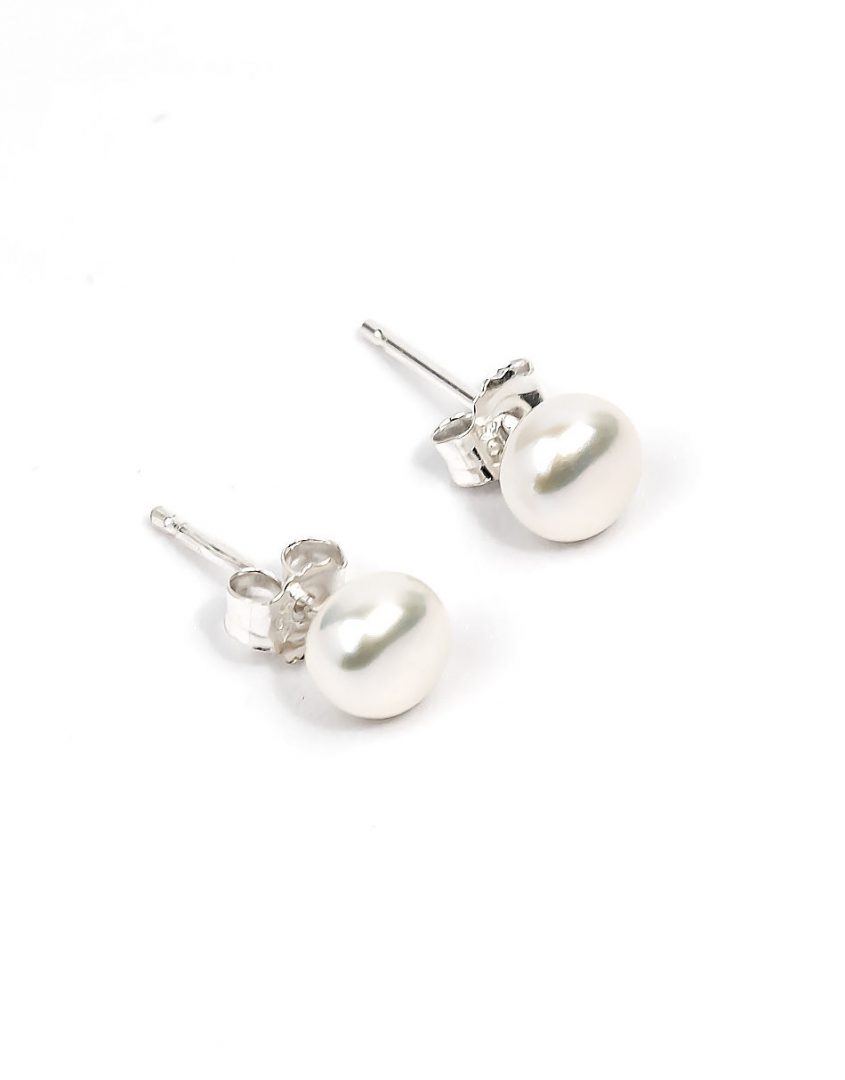 pearl stud earring