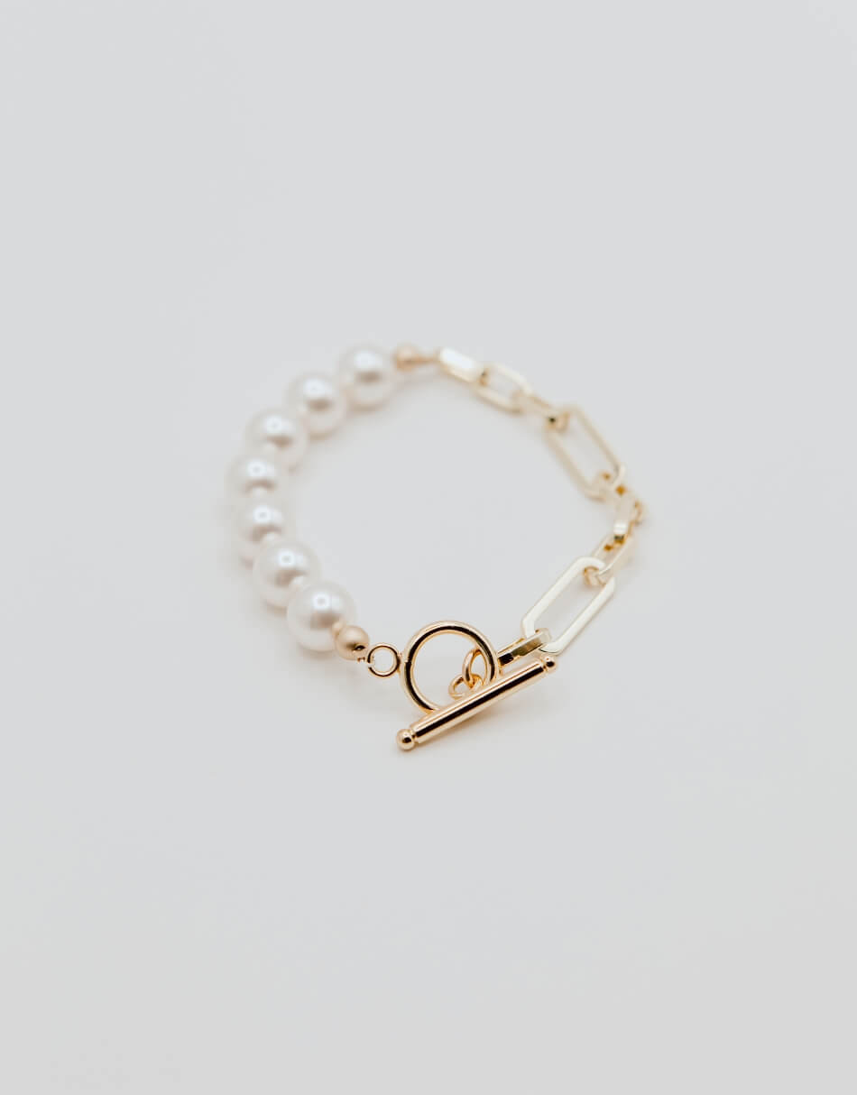 Flat lay image of Oval Link Pearl Bracelet