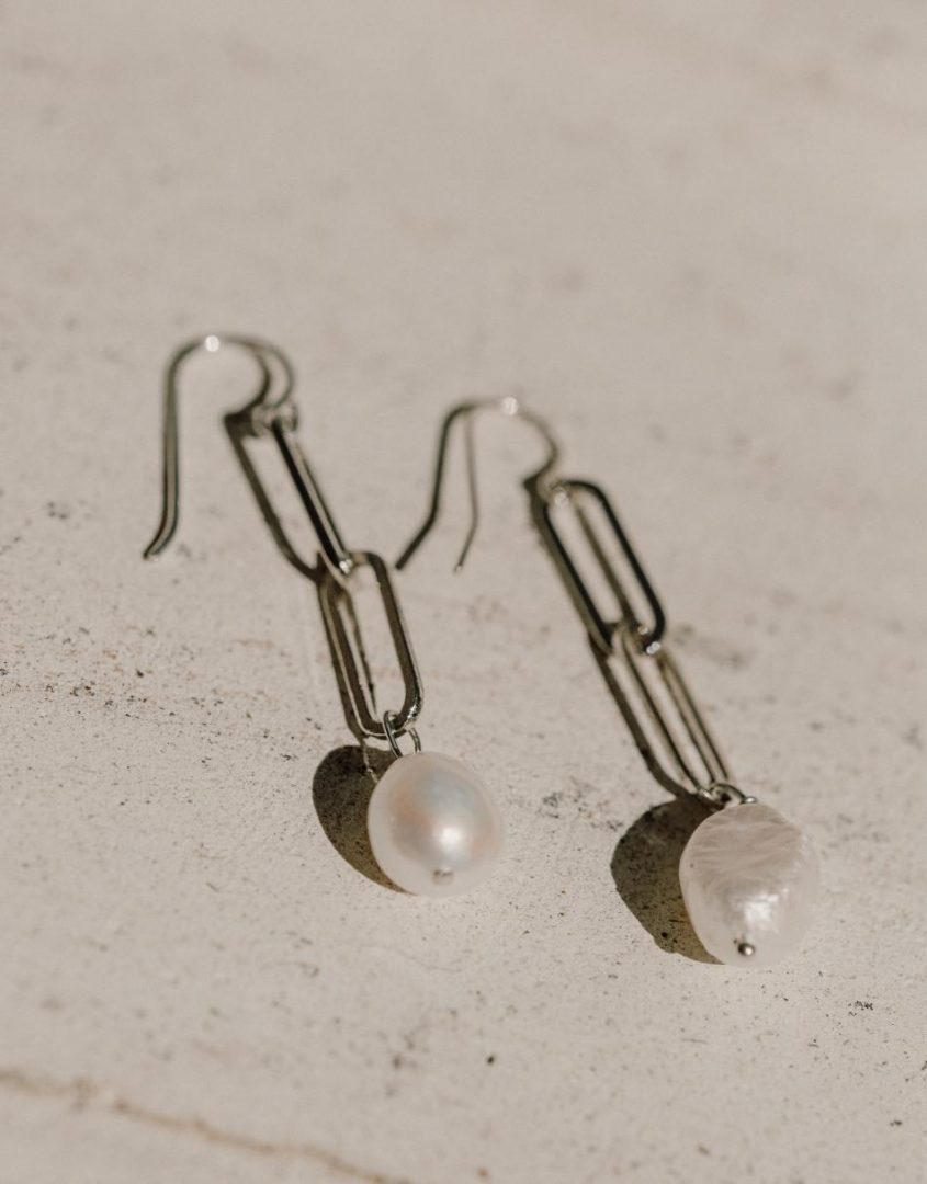 Silver-Paperclip-Baroque-Pearl-Earrings-styleshot