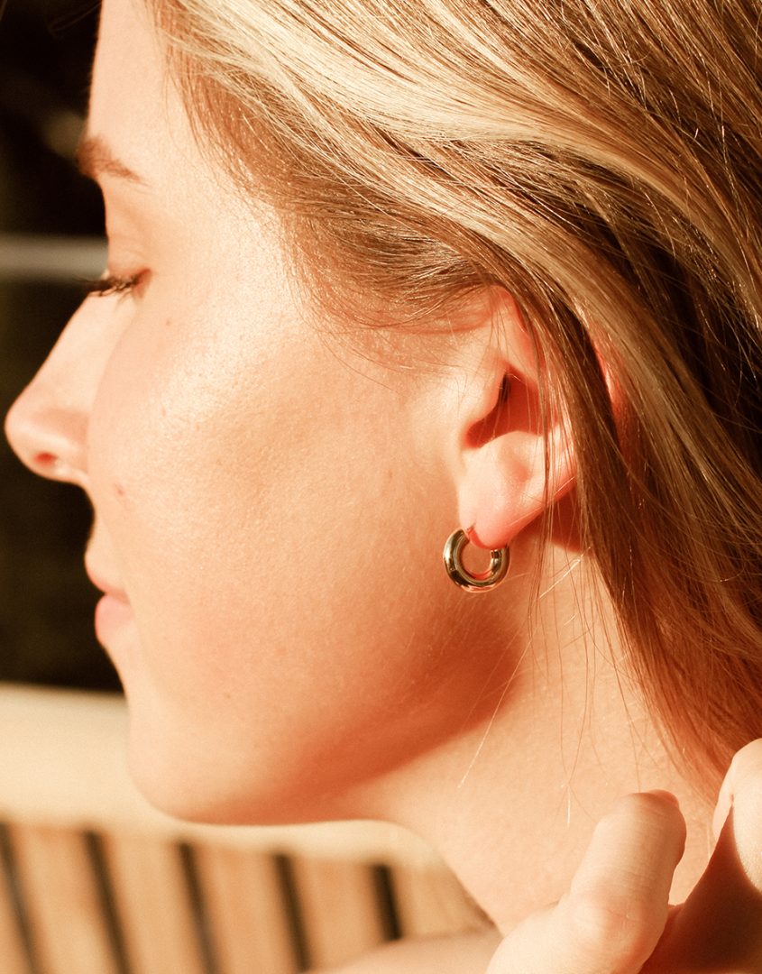 gold-hoop-earrings-model-6