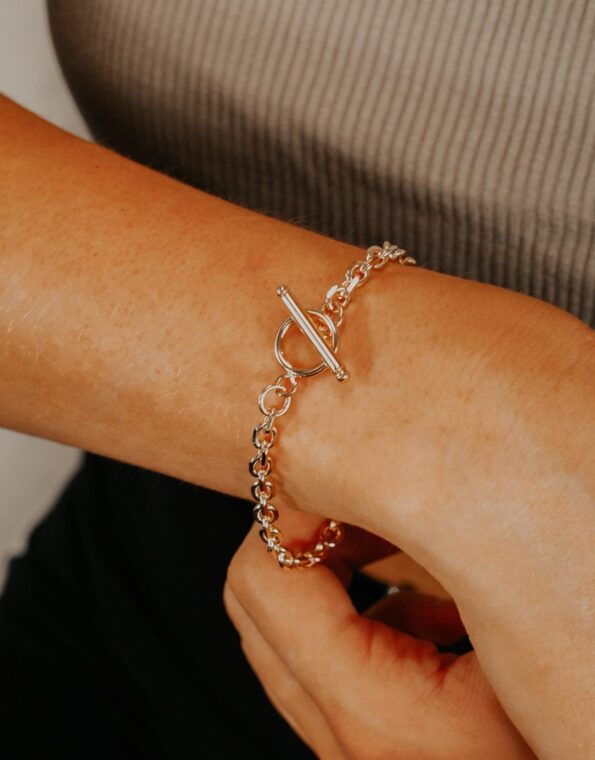 gold-link-chain-bracelet-model