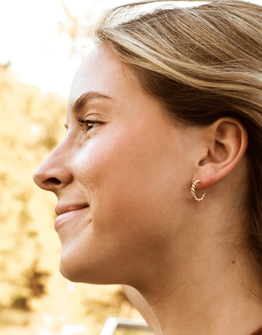 gold-twist-earrings-model