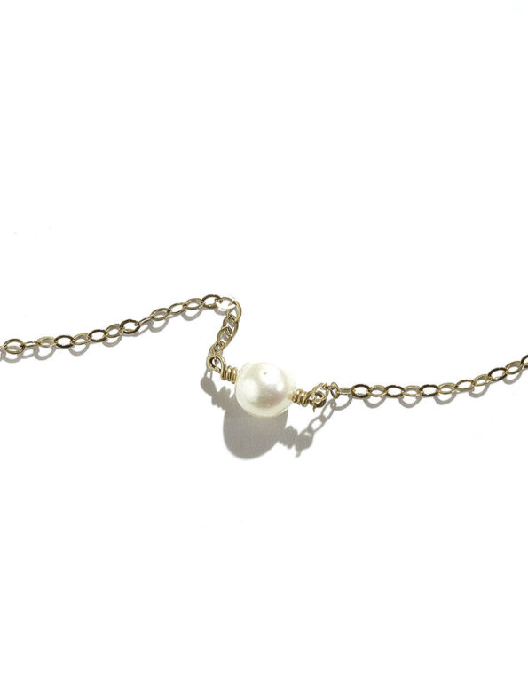 A single freshwater pearl is hung on a gold filled or sterling sliver chain. Beautiful pearl necklace for girls of any age