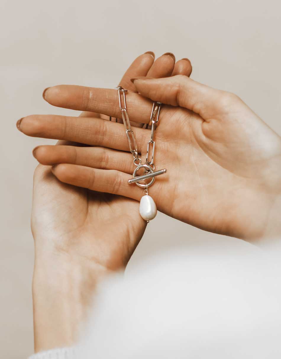 silver-baroque-pearl-necklace-model