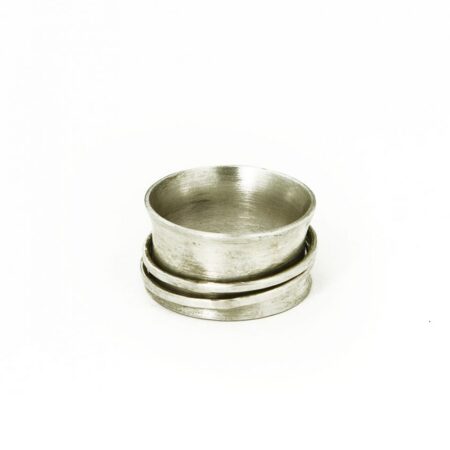 A sterling silver spinner ring