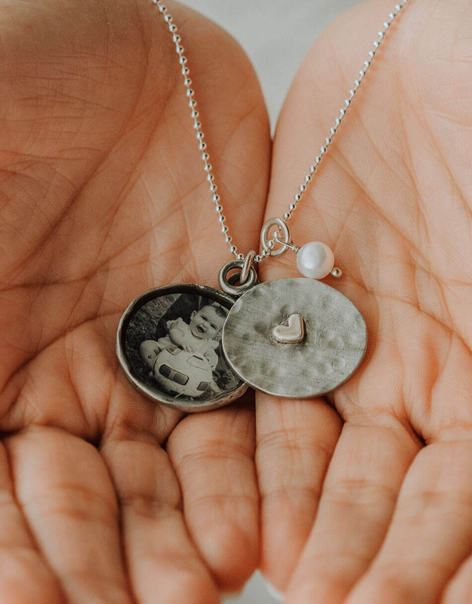 Personalized necklace to gift a mom this mother's day. A locket with the little one's pic and the other part with name hand stamped
